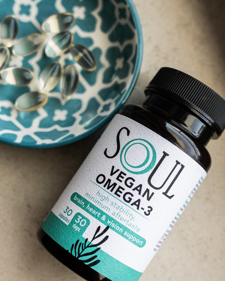 SOUL Vegan Omega-3 до керамична купа с капсули, поглед отгоре