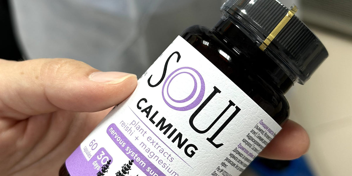 Готова опаковка SOUL Calming в ръка, в производственото помещение
