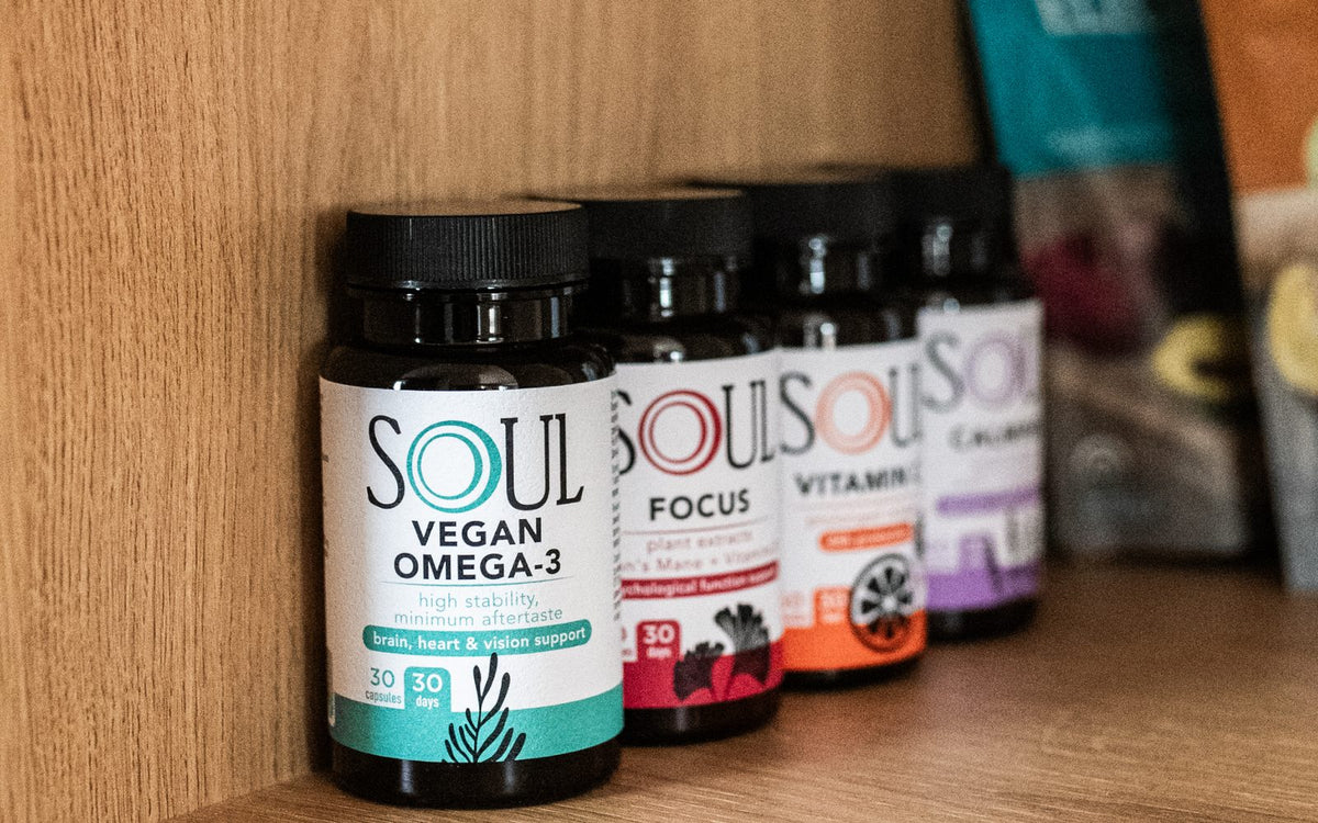 SOUL Vegan Omega-3, Focus, Vitamin C и Calming на дървен рафт