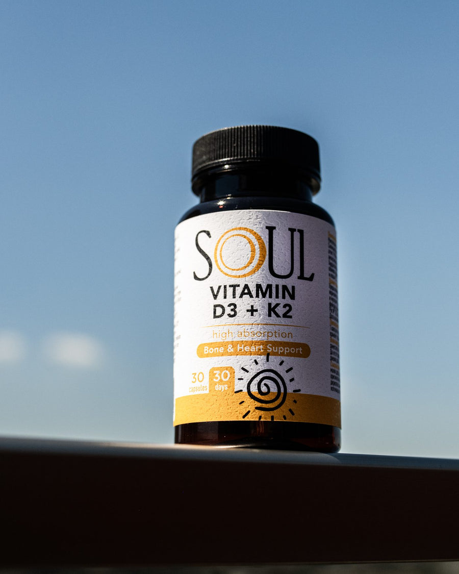 SOUL Vitamin D3 + K2 pe un pervaz, pe fundalul cerului albastru
