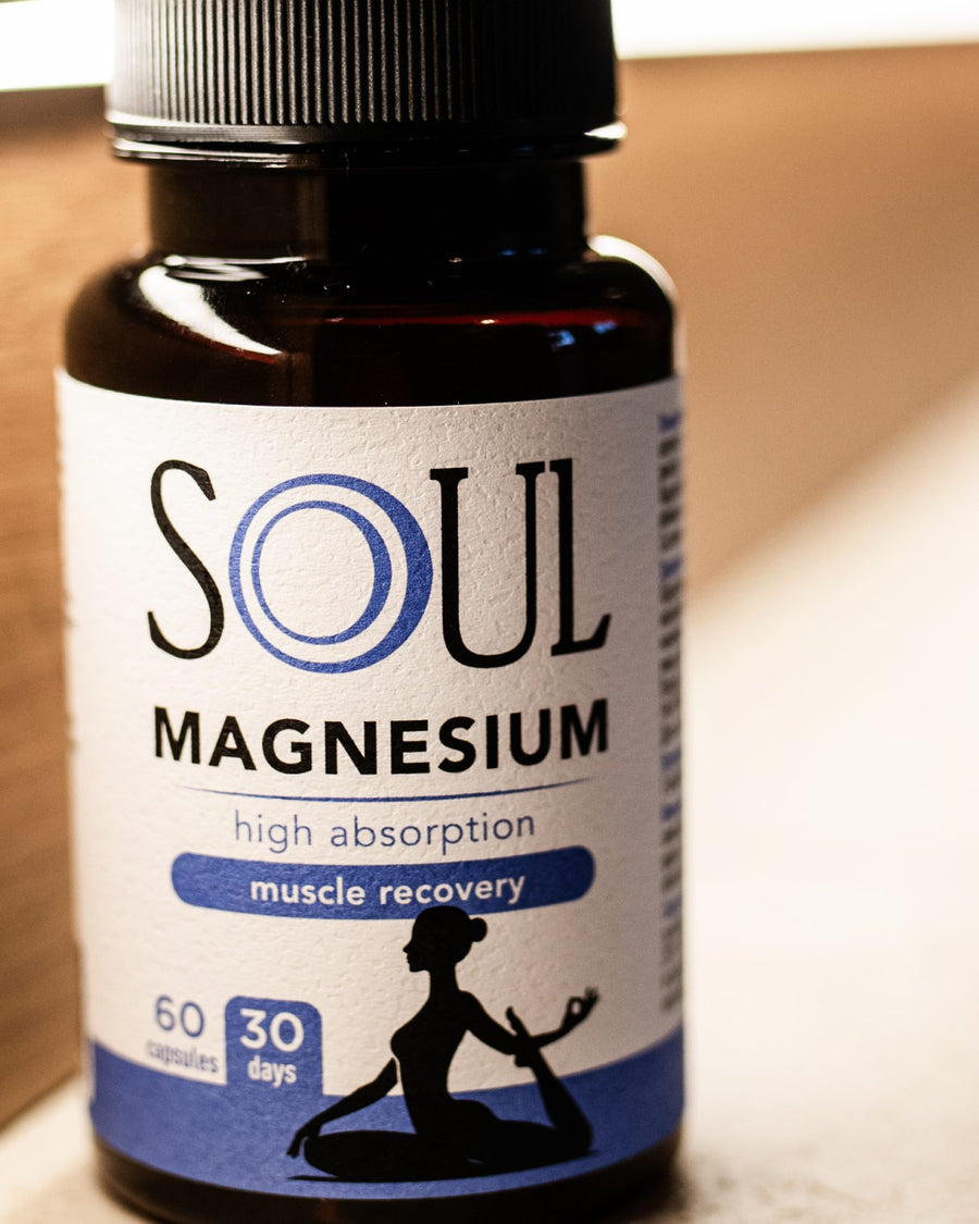 SOUL Magnesium отблизо, на дървен рафт на топла светлина