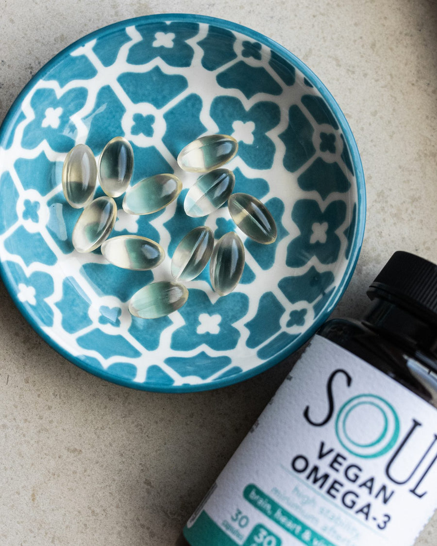 Керамична купа с меки капсули и SOUL Vegan Omega-3, поглед отгоре