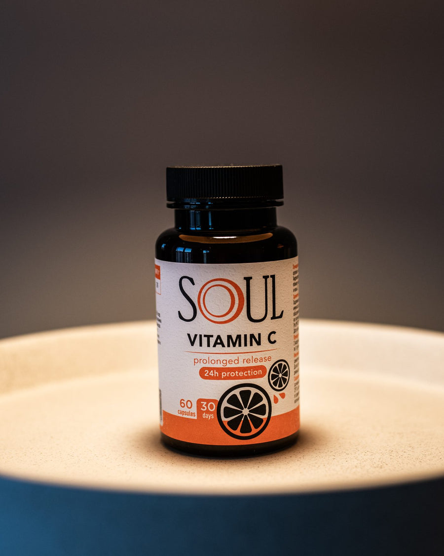 SOUL Vitamin C на бял кръгъл подиум в полумрак